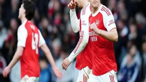 西蒙斯高效输出：16投7中斩获18分2板5助