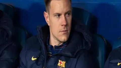 致敬林子金：国安与成都球迷第10分钟共举闪光灯缅怀